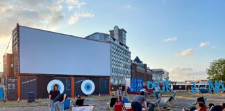 Films kijken vanuit een strandstoel tijdens Pluk de Nacht