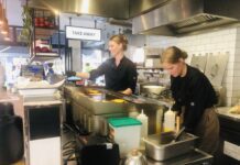 Bij Björn Burgers serveren ze vega(n) burgers en frietjes gado gado