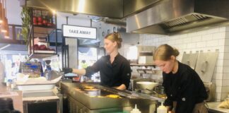 Bij Björn Burgers serveren ze vega(n) burgers en frietjes gado gado