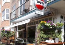 Meneer van Loon staat in de etalage