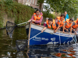 Met 40 schoolklassen uit West plasticvissen. Stem op de Plastic Whale Foundation bij West Begroot!