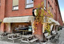 Energietoeslag betalen voor pasta in restaurant