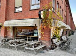 Energietoeslag betalen voor pasta in restaurant