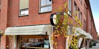 Energietoeslag betalen voor pasta in restaurant