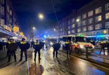 Celstraf voor gooien zwaar vuurwerk naar politie bij Mercatorplein