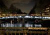 Tijdelijke brug Admiralengracht ’s avonds verlicht