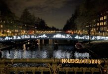 Tijdelijke brug Admiralengracht ’s avonds verlicht