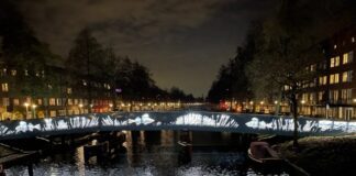 Tijdelijke brug Admiralengracht ’s avonds verlicht