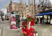 Bloemenfietsen in de straten van West