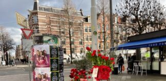 Bloemenfietsen in de straten van West