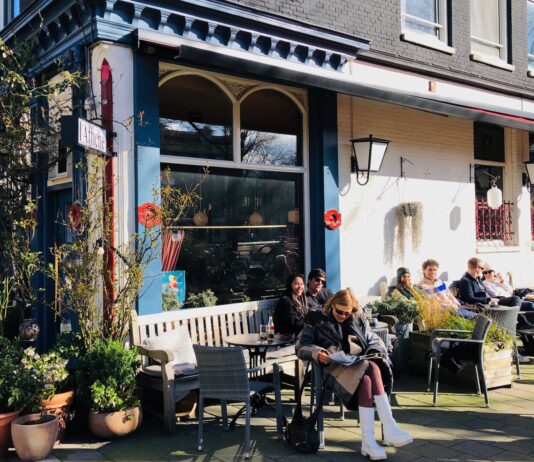 Café L’Affiche in Oud-West blinkt uit in eenvoud