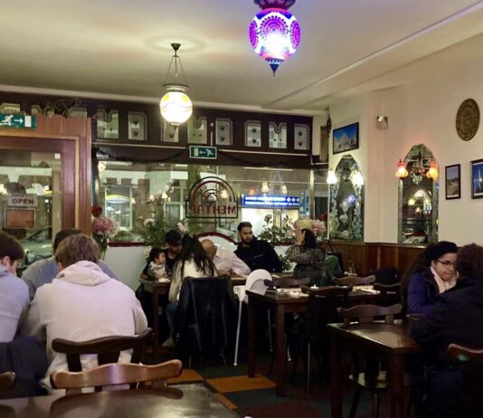 Broodje shoarma van Mehtap in De Baarsjes is omweg waard