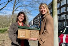 Hotels voor wilde bijen om lantaarnpalen in De Baarsjes