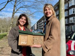 Hotels voor wilde bijen om lantaarnpalen in De Baarsjes