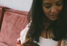 Molukse engel zweeft naar Podium Mozaïek met melancholieke eilandliedjes