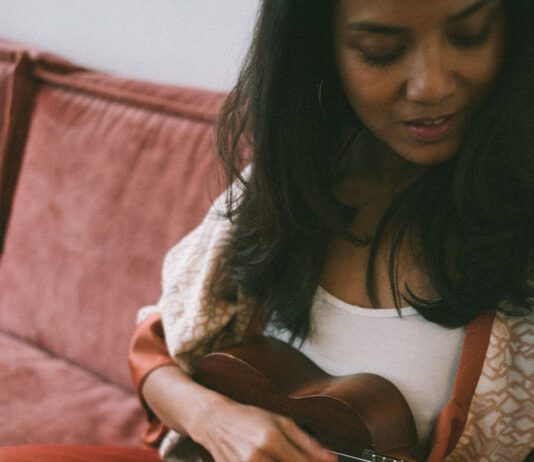 Molukse engel zweeft naar Podium Mozaïek met melancholieke eilandliedjes
