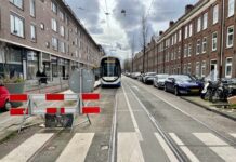 Eenrichtingsverkeer in Marnixstraat, palen op bruggen over grachten