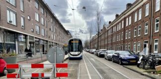 Eenrichtingsverkeer in Marnixstraat, palen op bruggen over grachten