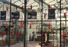 Rouwen op Plein ’40-’45 om slachtoffers aardbeving