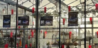 Rouwen op Plein ’40-’45 om slachtoffers aardbeving