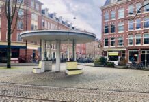 Ongemakkelijk gesprek bij een tramhokje in West