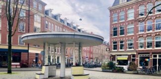 Ongemakkelijk gesprek bij een tramhokje in West