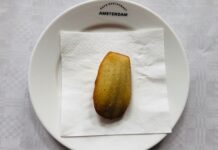 Geluk is een Frans cakeje (‘madeleine’) bij Café Amsterdam