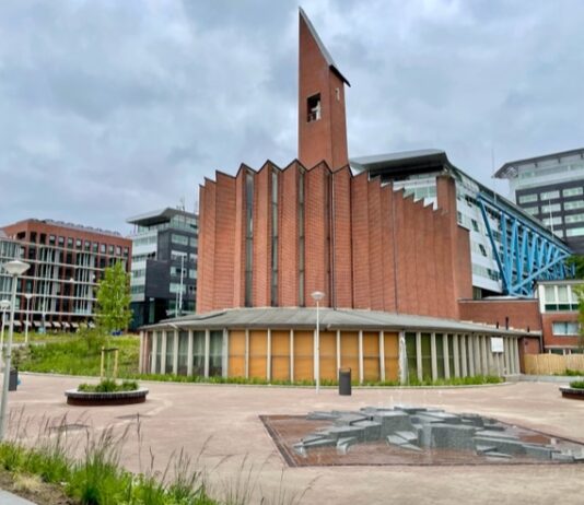 Nieuw plein met fontein bij Kolenkitkerk