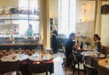 Bij De Willem borrel je met natuurwijn en raspatat met Joppiesaus