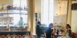 Bij De Willem borrel je met natuurwijn en raspatat met Joppiesaus