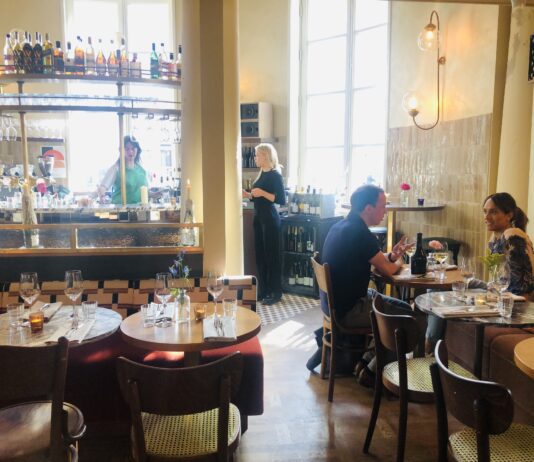 Bij De Willem borrel je met natuurwijn en raspatat met Joppiesaus