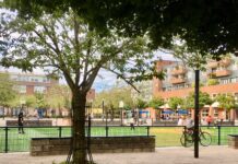 Baarsjes-festival met voetbal, eten en speeltoestellen