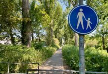 Voetpad bij Sloterdijk in spitsuur vol fietsers