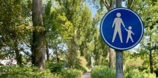 Voetpad bij Sloterdijk in spitsuur vol fietsers