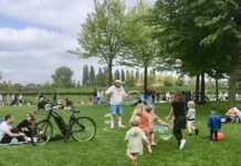 Buurt viert feest vanwege 20-jarig bestaan Westerpark Buurtbewoners en bezoekers ontspannen op het grote veld in het Westerpark. (Foto Richard Mooyman)