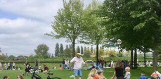 Buurt viert feest vanwege 20-jarig bestaan Westerpark Buurtbewoners en bezoekers ontspannen op het grote veld in het Westerpark. (Foto Richard Mooyman)