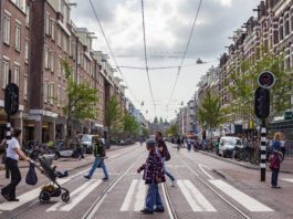 Muziek, gratis oesters proeven en Colour Walk op feestelijke opening Kinkerstraat 15 juli