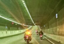 Spookrijdende toeristen op deelscooters in Coentunnel