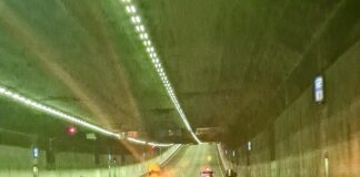 Spookrijdende toeristen op deelscooters in Coentunnel