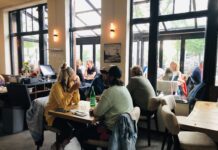 Bij Van Houten in de Zeeheldenbuurt kun je het hele jaar kaasfonduen