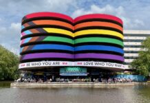Enorme Progress Pride vlag bij start Queer & Pride Amsterdam