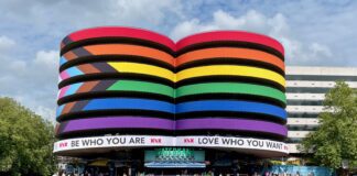 Enorme Progress Pride vlag bij start Queer & Pride Amsterdam