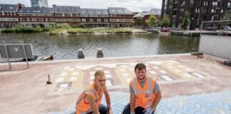 Sierbestrating met gracht op kade in Houthaven