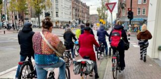 Fietspaden in West te smal, aso-fietser zorgt voor gevaar