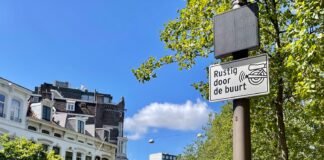 Digitaal bord met ‘Te luid’ voor herriemakers verkeer