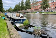 Gezonken boten moeten weg uit Admiralengracht