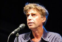 Eigen plein in Oud-West voor kleinkunstenaar Maarten van Roozendaal (1962-2013)