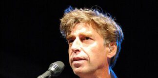 Eigen plein in Oud-West voor kleinkunstenaar Maarten van Roozendaal (1962-2013)