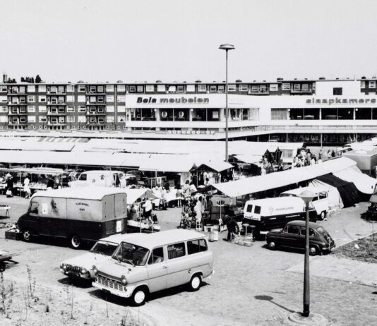 Hele grote markt in Bos en Lommer in 1970