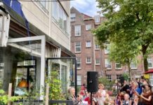 Lach, traan en liedjes bij inwijding Maarten van Roozendaalplein